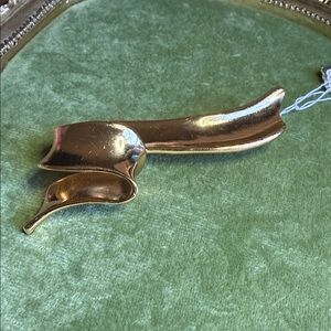 Avon Signed Vintage Ribbon Brooch in Gold Tone